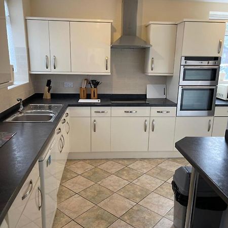 Spacious, Sleeps 17, 3 Bathrooms, Parking, مانسفيلد المظهر الخارجي الصورة