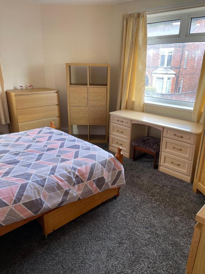 Spacious, Sleeps 17, 3 Bathrooms, Parking, مانسفيلد المظهر الخارجي الصورة