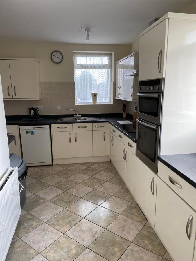 Spacious, Sleeps 17, 3 Bathrooms, Parking, مانسفيلد المظهر الخارجي الصورة