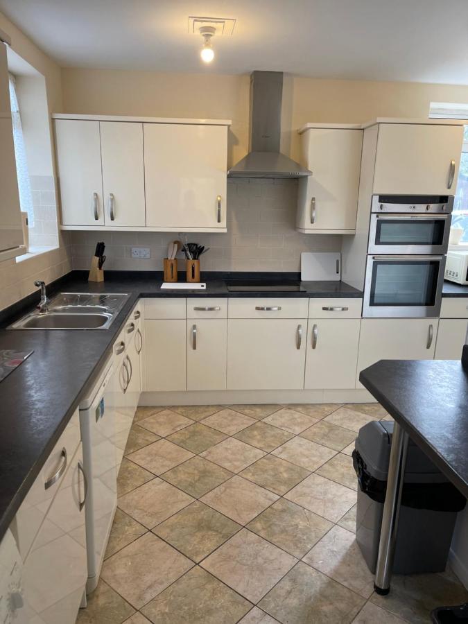 Spacious, Sleeps 17, 3 Bathrooms, Parking, مانسفيلد المظهر الخارجي الصورة