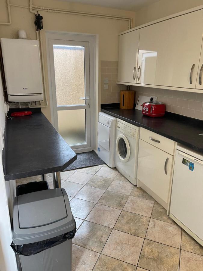 Spacious, Sleeps 17, 3 Bathrooms, Parking, مانسفيلد المظهر الخارجي الصورة