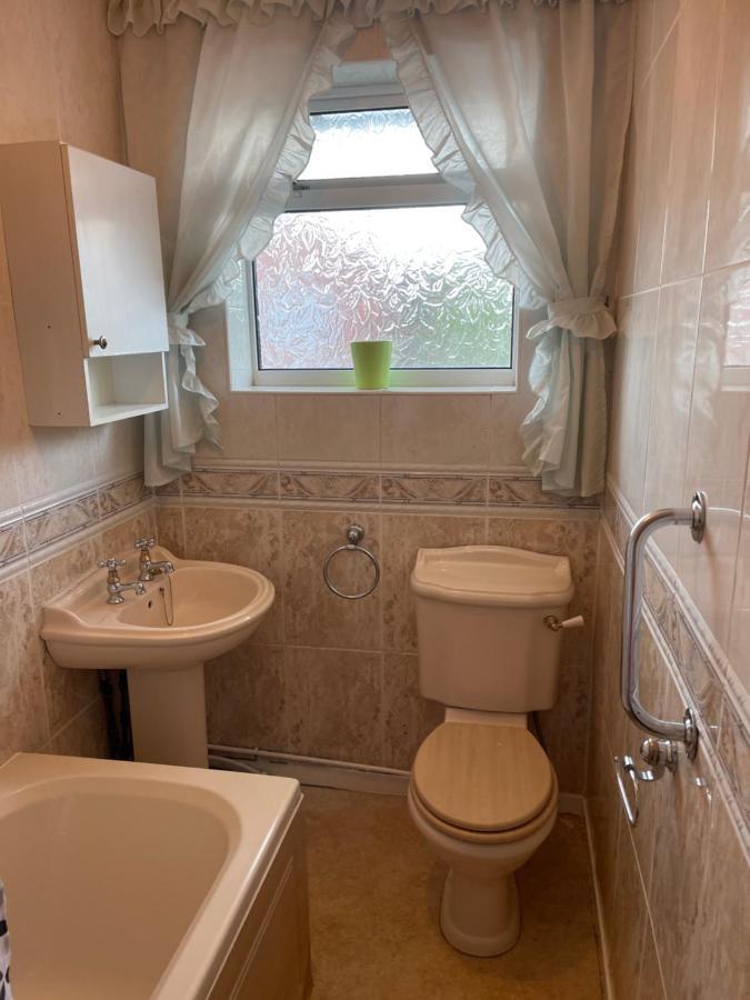 Spacious, Sleeps 17, 3 Bathrooms, Parking, مانسفيلد المظهر الخارجي الصورة