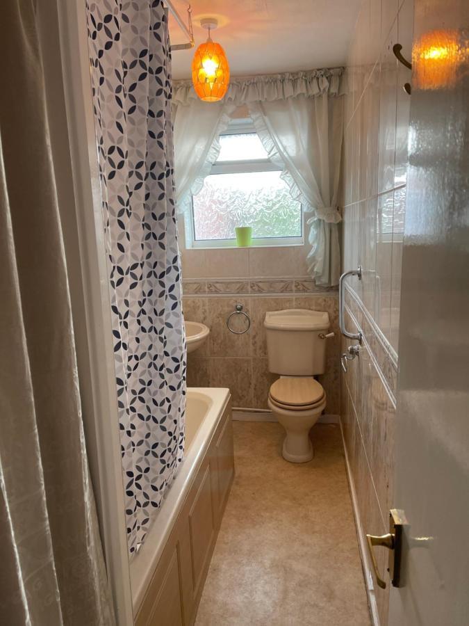 Spacious, Sleeps 17, 3 Bathrooms, Parking, مانسفيلد المظهر الخارجي الصورة