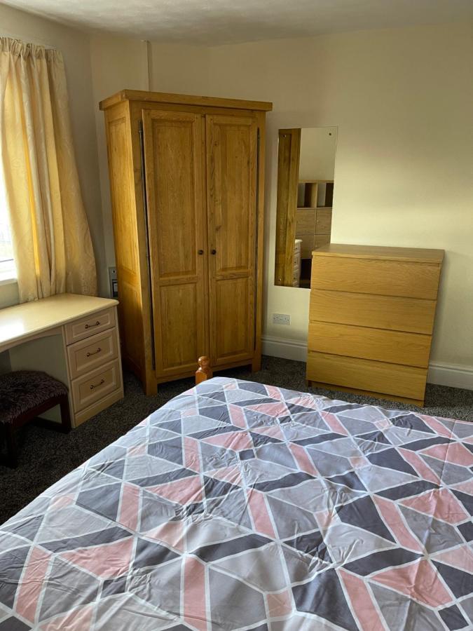 Spacious, Sleeps 17, 3 Bathrooms, Parking, مانسفيلد المظهر الخارجي الصورة
