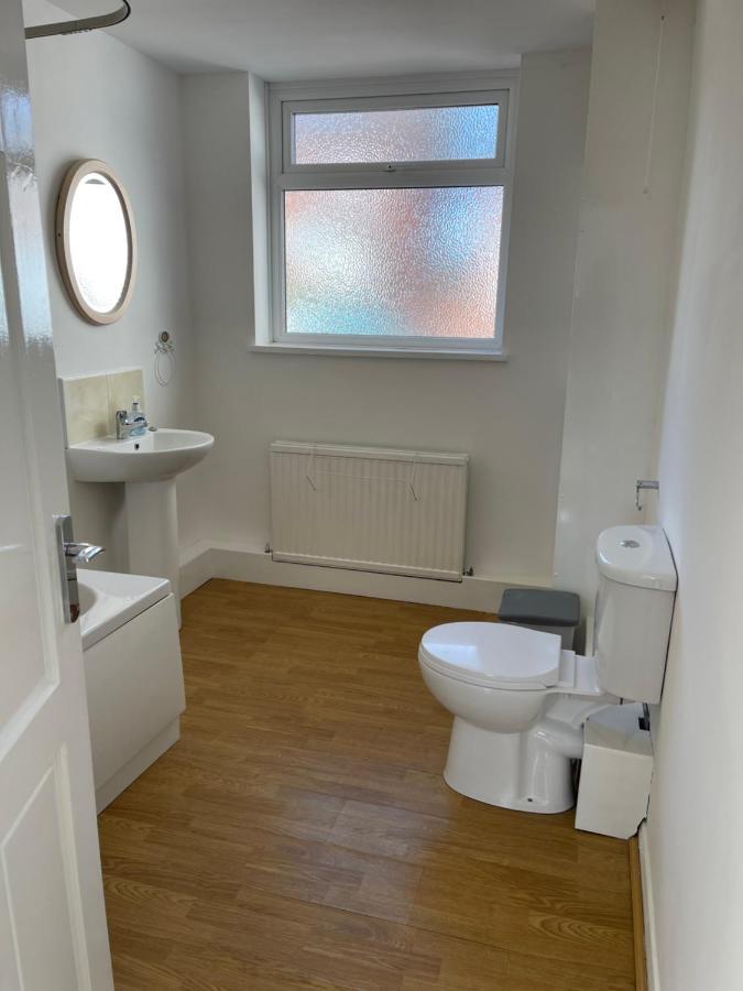 Spacious, Sleeps 17, 3 Bathrooms, Parking, مانسفيلد المظهر الخارجي الصورة